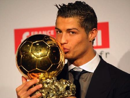 Ronaldo kissing trophy