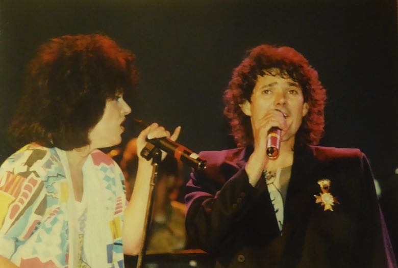 Mickey Thomas, right