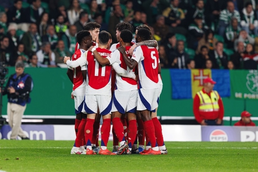 Arsenal team huddle