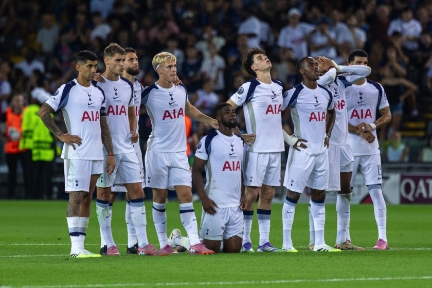 Tottenham players looking worried